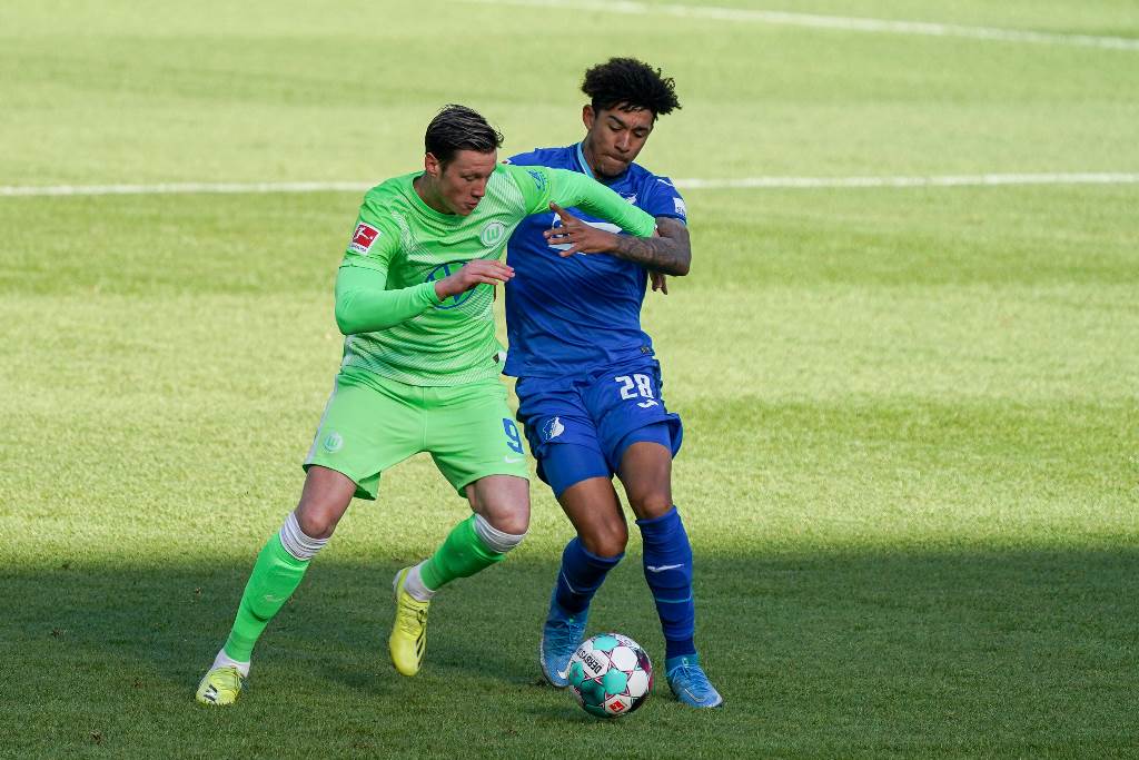 Bek Hoffenheim, Chris Richards (kanan), berduel dengan penyerang Wolfsburg, Wout Weghorst (twitter: tsghoffenheim)