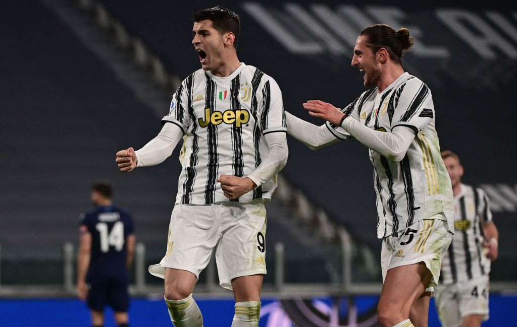 Selebrasi striker Juventus Alvaro Morata (kiri) bersama rekan setimnya, Adrien Rabiot (kanan) (Foto: AFP/Miguel Medina)