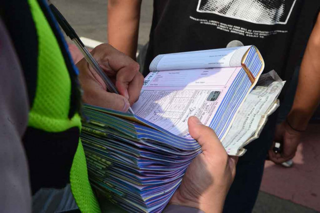 Polisi melakukan penindakan terhadap para pengendara kendaraan bermotor dengan knalpot bising di kawasan Gambir, Jakarta, Minggu, 7 Maret 2021.