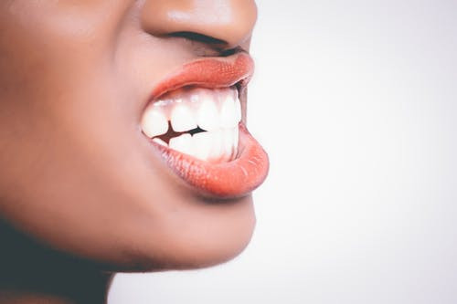 Jika tidak sering menyikat atau menyikat gigi secara tidak benar, plak dapat menumpuk dan menyebabkan gigi berlubang, penyakit gusi, dan kerusakan gigi. (Ilustrasi/Pexels)