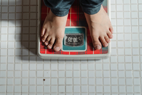 Langkah pertama untuk menurunkan berat badan adalah membuat defisit kalori, yang berarti makan lebih sedikit kalori daripada yang kamu bakar dalam sehari. (Ilustrasi/Pexels)