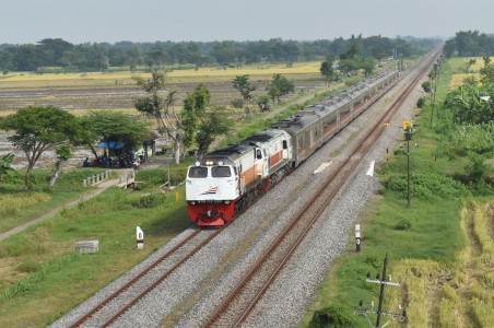 Rangkaian kereta api (KA) melintas di jalur KA di Madiun, Jawa Timur, Jumat, 27 Maret 2020. Foto: Antara/Siswowidodo