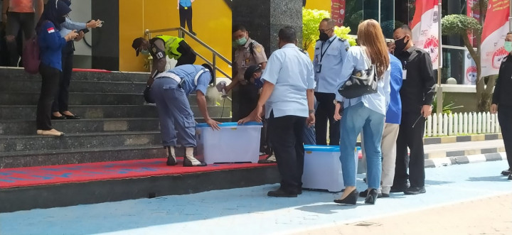 AHY Bawa Dua Boks Bukti KLB Demokrat Moeldoko Ilegal