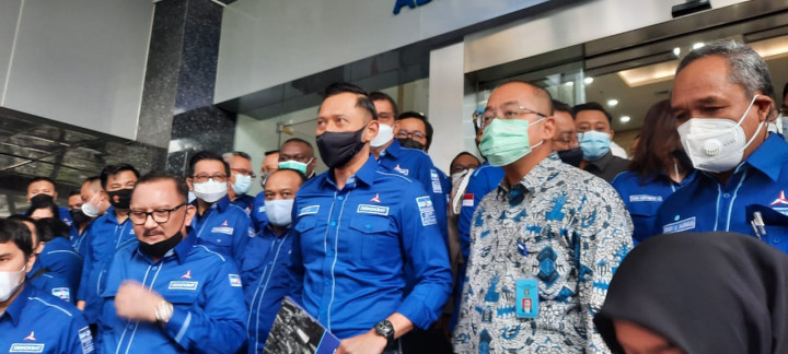 Ini Isi Dua Boks yang Dibawa AHY ke Kemenkumham