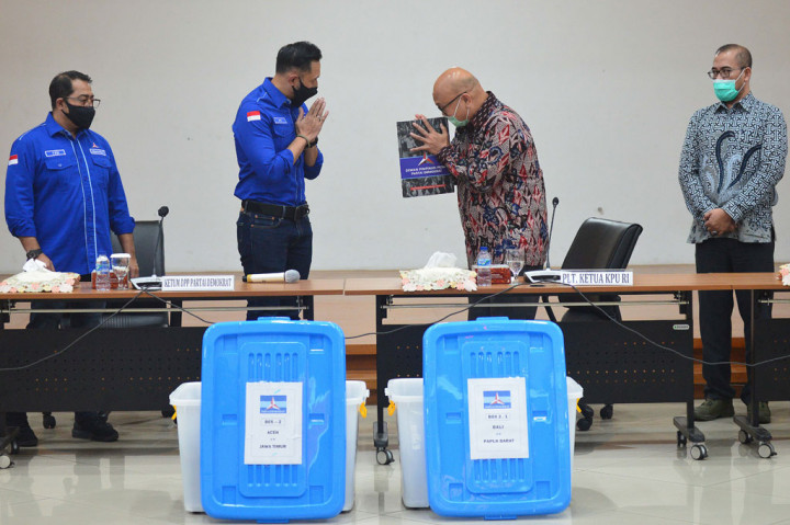 Saat AHY Serahkan Dua Boks Bukti Dokumen ke KPU