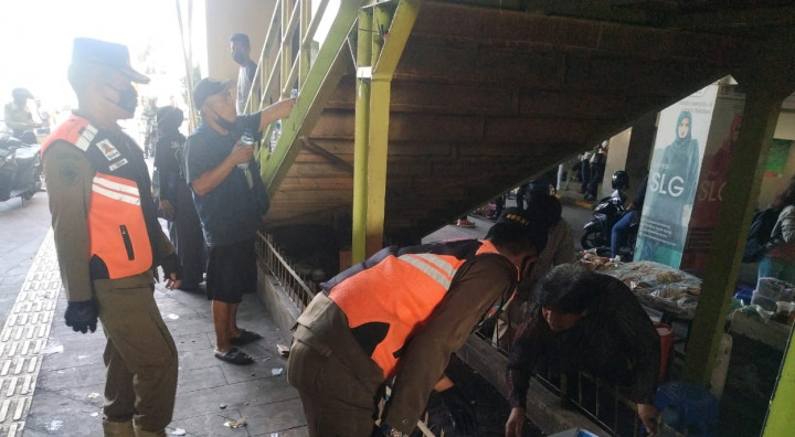 Kuasai Trotoar, 30 PKL di Tanah Abang Ditertibkan