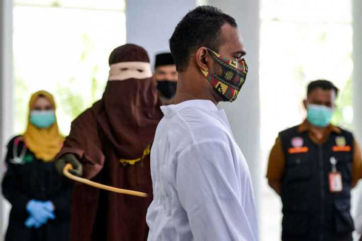 Berbuat Mesum, Oknum PNS Aceh Dicambuk 18 Kali