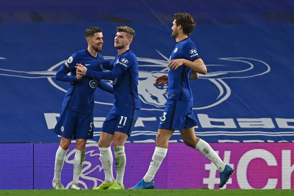 Skuat Chelsea merayakan gol kemenangan atas Everton. (Foto: AFP/Glyn Kirk)
