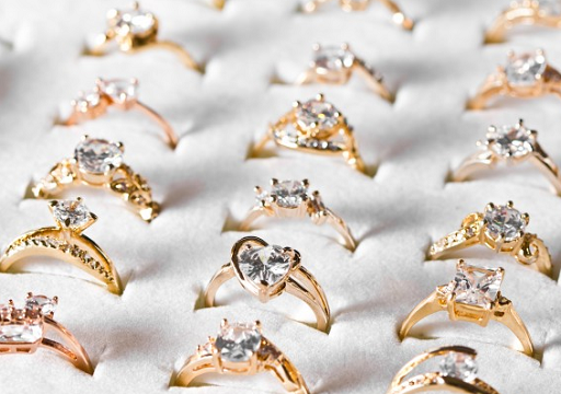 5 Jenis Perhiasan Bertumpuk Ini Bikin Kamu Terlihat Trendi dan Elegan