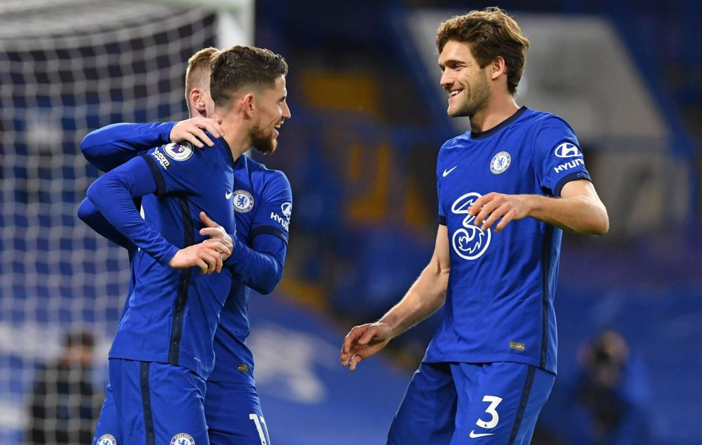 Momen saat gelandang Chelsea Jorginho (kiri kedua) berselebrasi dengan rekan setimnya (Foto: AFP/Mike Hewitt)