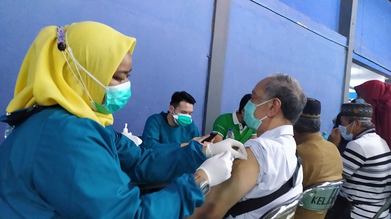 Lansia di Kota Tangerang, Banten, menerima vaksinasi covid-19. (Foto: Medcom.id/Hendrik)