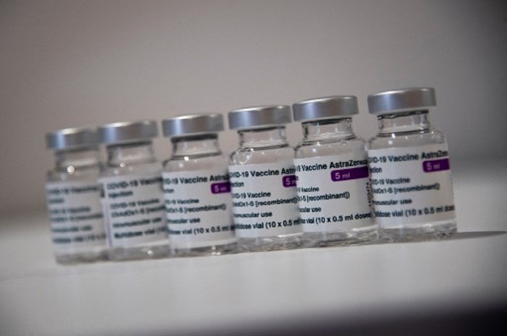 Sederet vaksin Covid-19 buatan perusahaan AstraZeneca. (Tiziana FABI / AFP)
