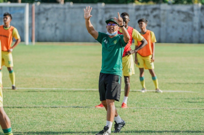 Aji Santoso memberikan instruksi kepada pemainnya saat latihan (foto: Official Persebaya)