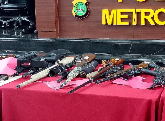 Ilustrasi senjata api terkait kasus dipamerkan di Polda Metro Jaya, Jakarta, Rabu, 18 Maret 2020. Foto: Medcom.id/Siti Yona Hukmana