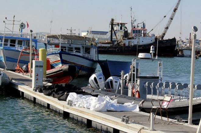 Sejumlah jasad imigran berada di kota pelabuhan Sfax, Tunisia pada 24 Desember 2020. (HOUSSEM ZOUARI / AFP)