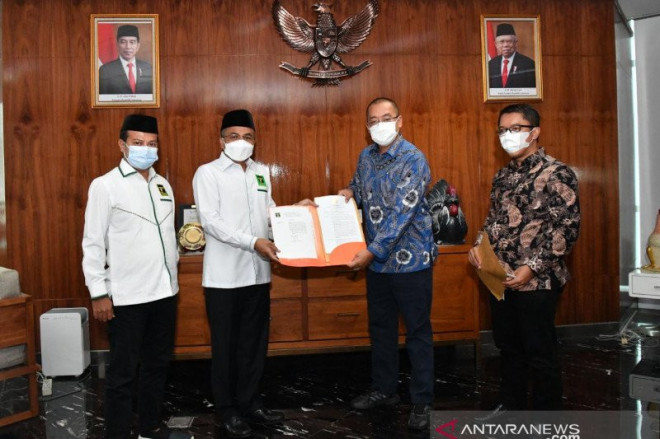 Kementerian Hukum dan Hak Asasi Manusia (Kemenkumham) RI menyerahkan surat keputusan (SK) kepengurusan baru PPP. (ANTARA/Istimewa)