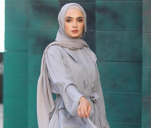  Hijab warna abu-abu sering menjadi favorit para hijabers yang ingin tampil simple dan chic. (Foto: Dok. Instagram/@lanahattab)