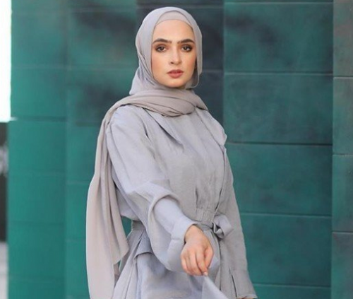 Tips Mix and Match Outfit dengan Hijab Warna Abu Abu 
