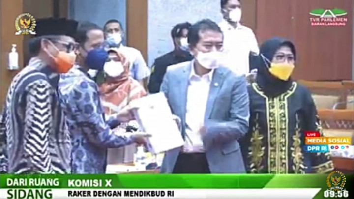 Komisi X Serahkan Hasil Kajian Panja Peta Jalan Pendidikan