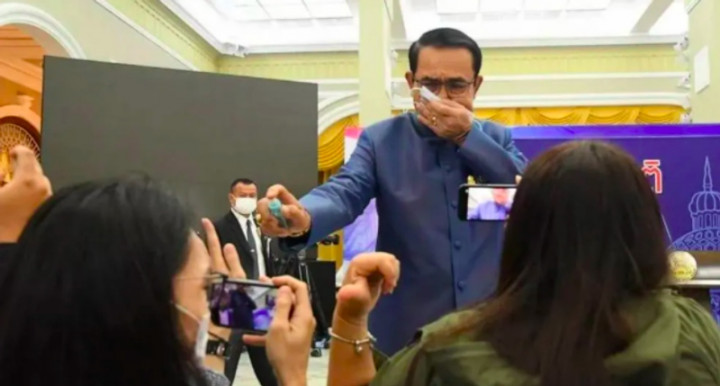 Perdana Menteri Thailand Semprot Muka Wartawan dengan Disinfektan