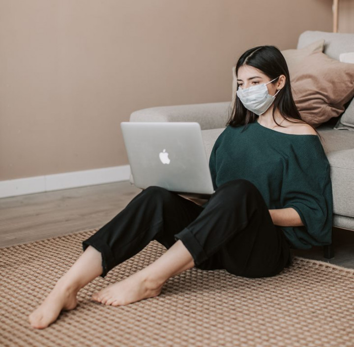 Tetap Gunakan Tabir Surya meski Bekerja dari Rumah