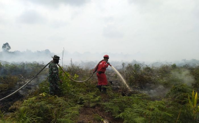 Tim gabungan melakukan pemadaman kahurlta di Desa Rimbo Panjang, Kecamatan Tambang, Kabupaten Kampar, Riau, Rabu, 10 Maret 2021. MI/ Rudi Kurniawansyah