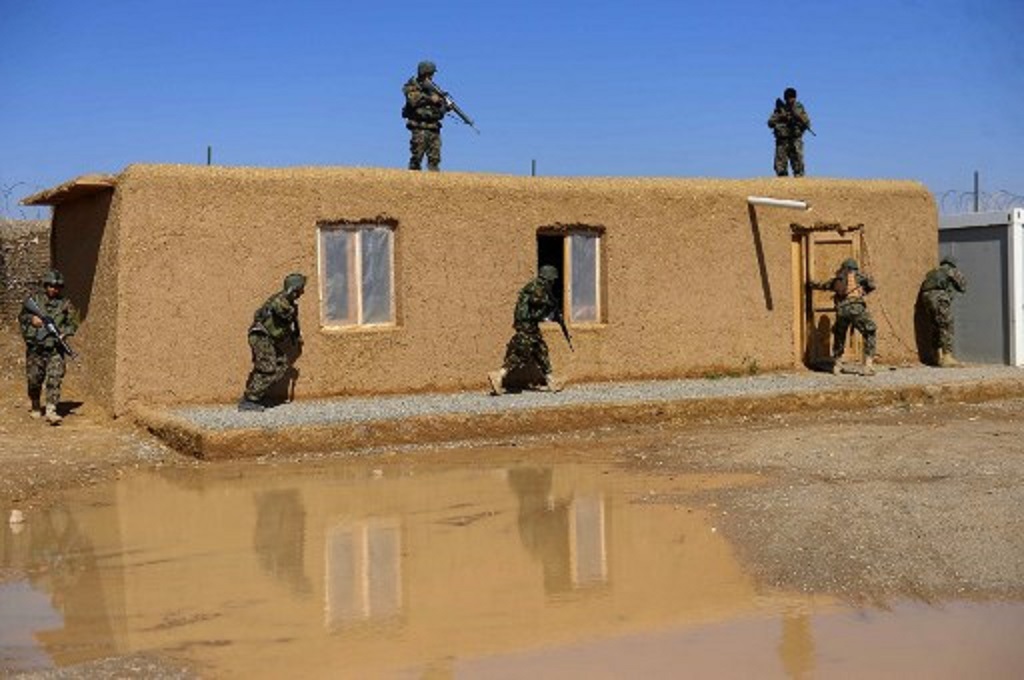 Prajurit Afghanistan mengikuti sebuah sesi pelatihan di Guzara, provinsi Herat pada 3 Maret 2019. (HOSHANG HASHIMI / AFP)