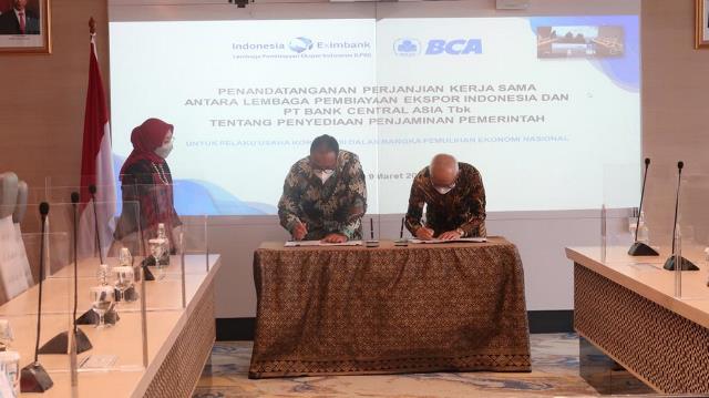 Penandatangan perjanjian antara LPEI dan Bank BCA  - - Foto: Medcom/ Kautsar Widya Prabowo