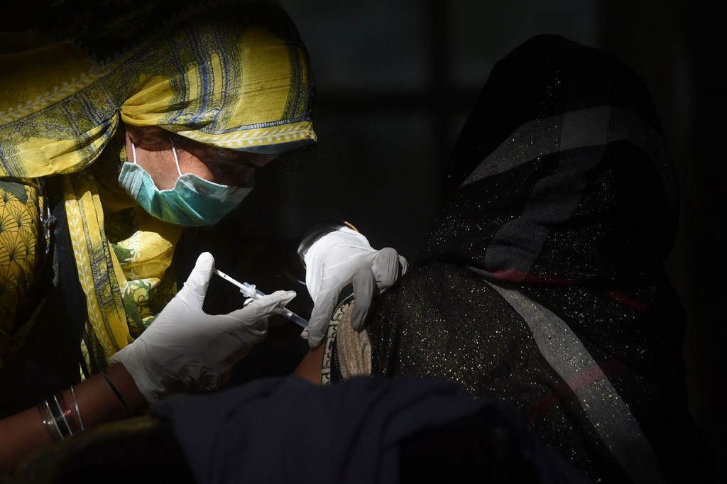 Lansia di Pakistan Mulai Divaksinasi Covid-19