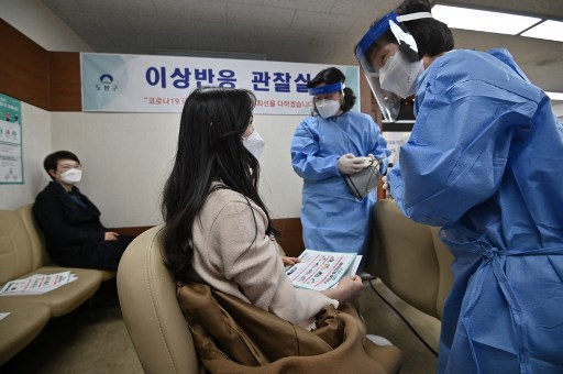 Warga Korea Selatan (Korsel) menjalani vaksinasi covid-19. Foto: AFP