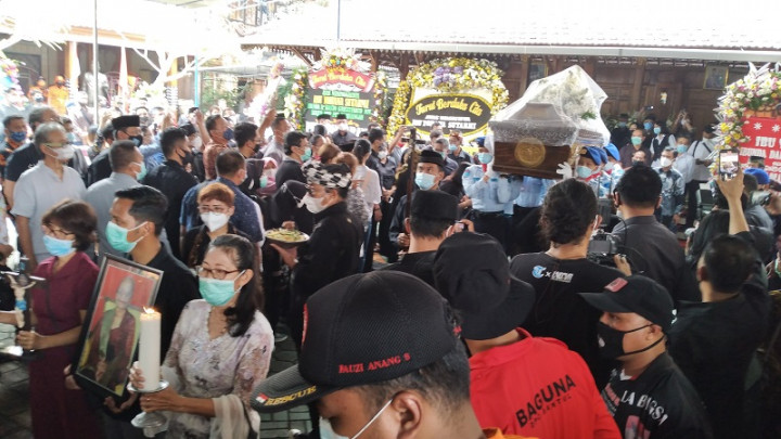 Jenazah Ibu Sekjen PDIP Hasto Kristiyanto Dimakamkan di TPU Dusun Gadingan