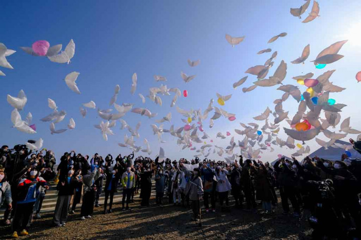 Potret Warga Jepang Peringati 10 Tahun Bencana Tsunami