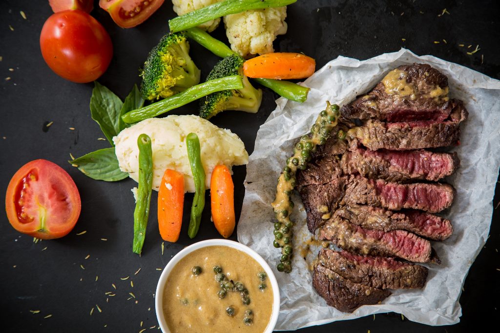 Daging, seperti steak atau ayam, adalah salah satu sumber protein terbaik. (Foto: Pexels)