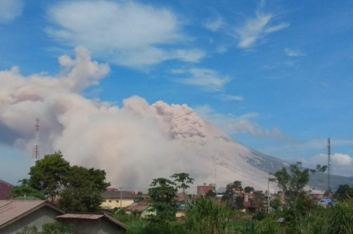 Sinabung Dua Kali Erupsi Luncurkan Awan Panas Guguran 3 Km