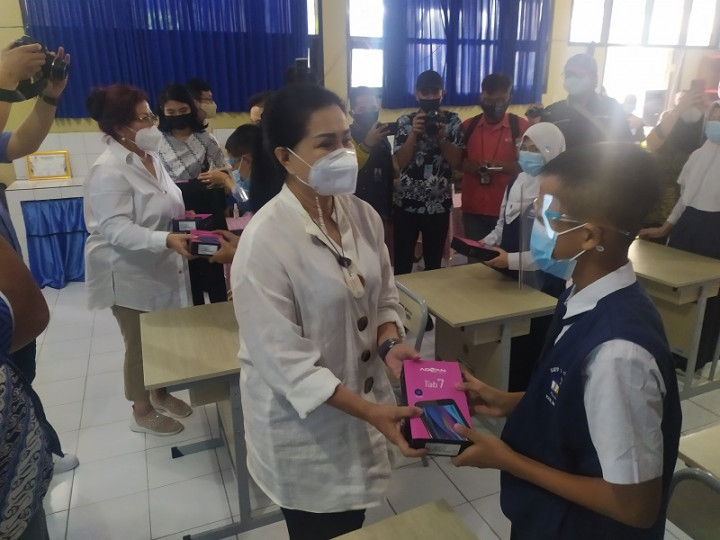 Bantu PJJ, PGN Bagi-bagi Tablet untuk Pelajar di Kabupaten Bogor