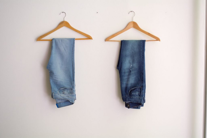 Seberapa Sering Sebaiknya Kamu Mencuci Celana Jeans?