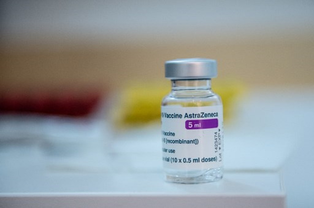 Vaksin AstraZeneca berada di sebuah farmasi di Paris, Prancis pada 12 Maret 2021. (Martin BUREAU / AFP)