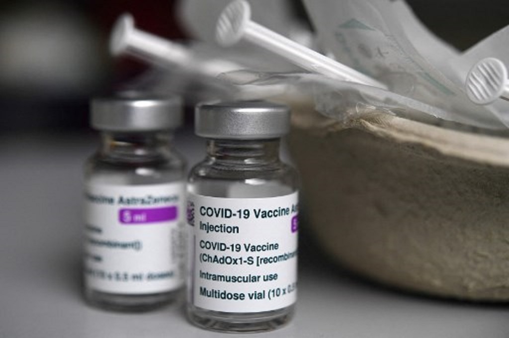 Vaksin Covid-19 buatan AstraZeneca tersimpan di sebuah pusat vaksinasi di Brest, Prancis pada 12 Maret 2021. (Fred TANNEAU / AFP)