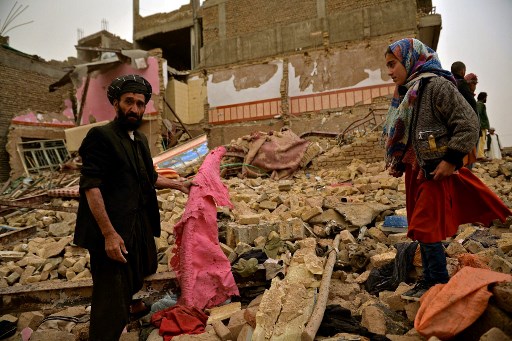 Ledakan bom mobil di provinsi Herat, Afghanistan juga hancurkan rumah warga. Foto: AFP.