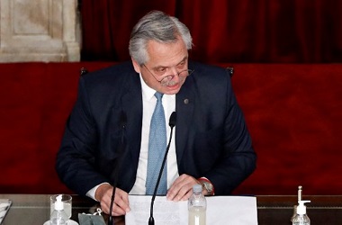 Minibus yang Membawa Presiden Argentina Diserang Massa