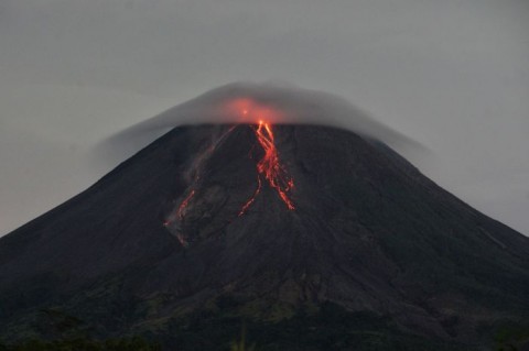 Merapi Muntahkan Lava Pijar 18 Kali