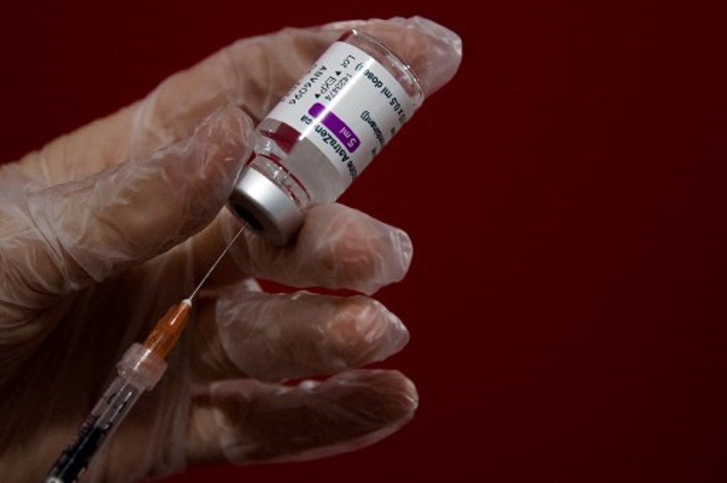 Seorang tenaga kesehatan menyiapkan satu dosis vaksin AstraZeneca di Roma, Italia pada 8 Maret 2021. (Tiziana FABI / AFP)