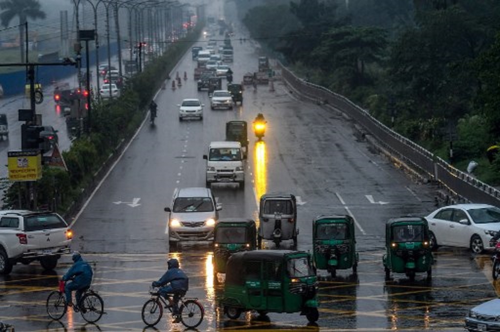 Pemandangan di salah satu ruas jalan di kota Dhaka, Bangladesh pada 27 Mei 2020. (MUNIR UZ ZAMAN / AFP)