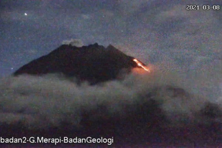 Gunung Merapi Luncurkan 3 Kali Guguran Lava Pijar