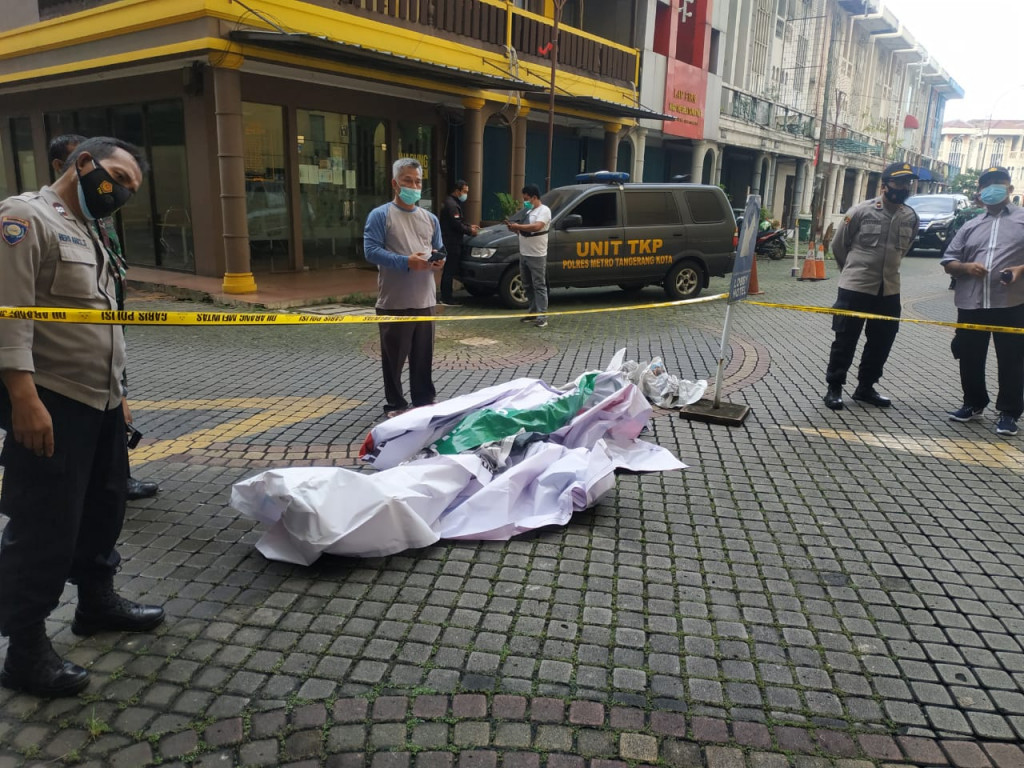 Himawan Soedijono, 42, warga Desa Sinduadi, Kecamatan Mlati, Sleman,  Yogyakarta, ditemukan tewas setelah melompat dari lantai 19 Hotel Horison Grand Serpong di Jalan MH Thamrin, Kecamatan Pinang, Kota Tangerang. 