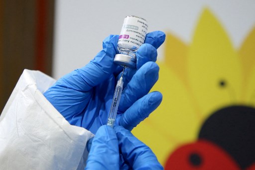 Arab Saudi tidak menunda vaksinasi covid-19 dengan AstraZeneca. Foto: AFP