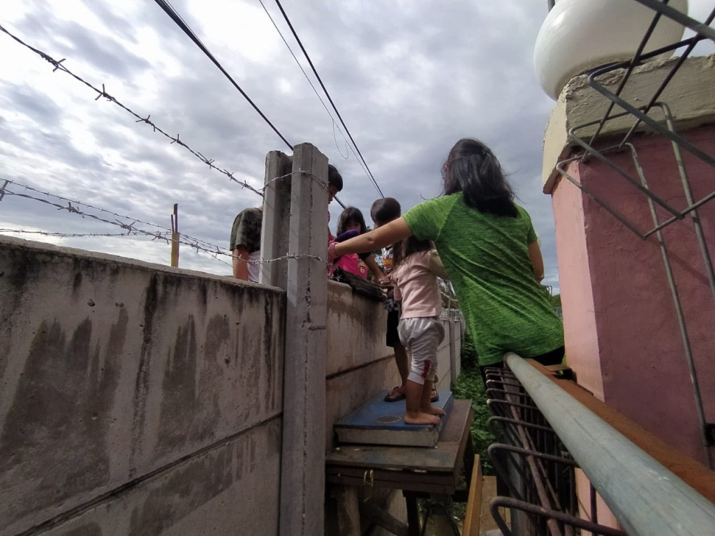 Keluarga ahli waris almarhum Munir di Jalan Akasia, Tajur, Ciledug, Tangerang.