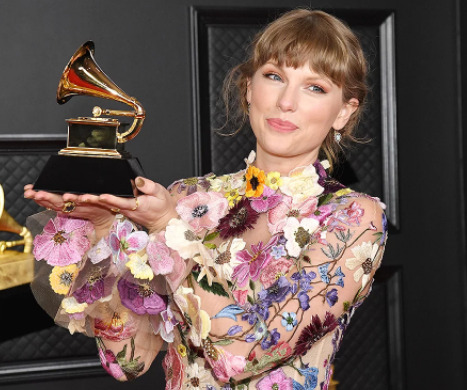 Bak Peri Cantik, Taylor Swift Kenakan Gaun Floral di Grammy Awards 2021