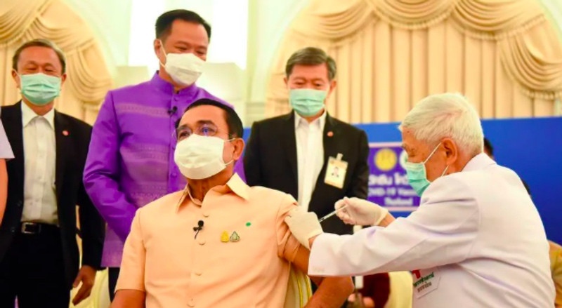 PM Thailand Prayut Chan-Ocha disuntik vaksin covid-19 dari AstraZeneca. Foto: Juru Bicara Pemerintah Thailand
