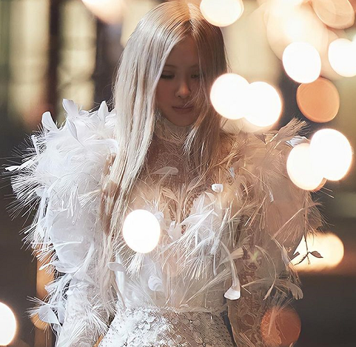 Salah satu gaun pengantin yang dikenakan Rose dalam video clipnya. (Foto: Dok. Instagrram/@roseblackpinks)